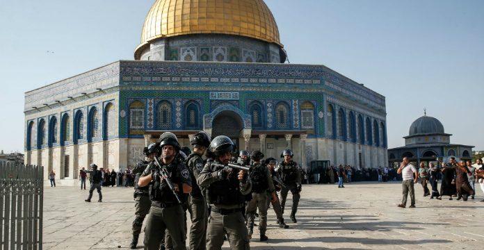 la-police-israelienne-securise-l-esplanade-des-mosquees-dans-la-vieille-ville-de-jerusalem-est-le-27-juillet-2017_5922610