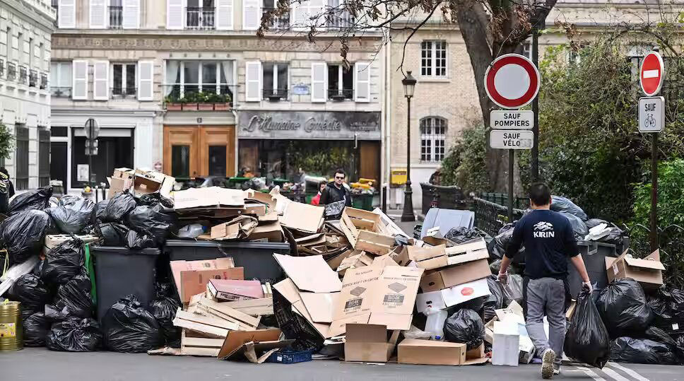 Photos. A Paris, on prend en photo les murs de poubelles